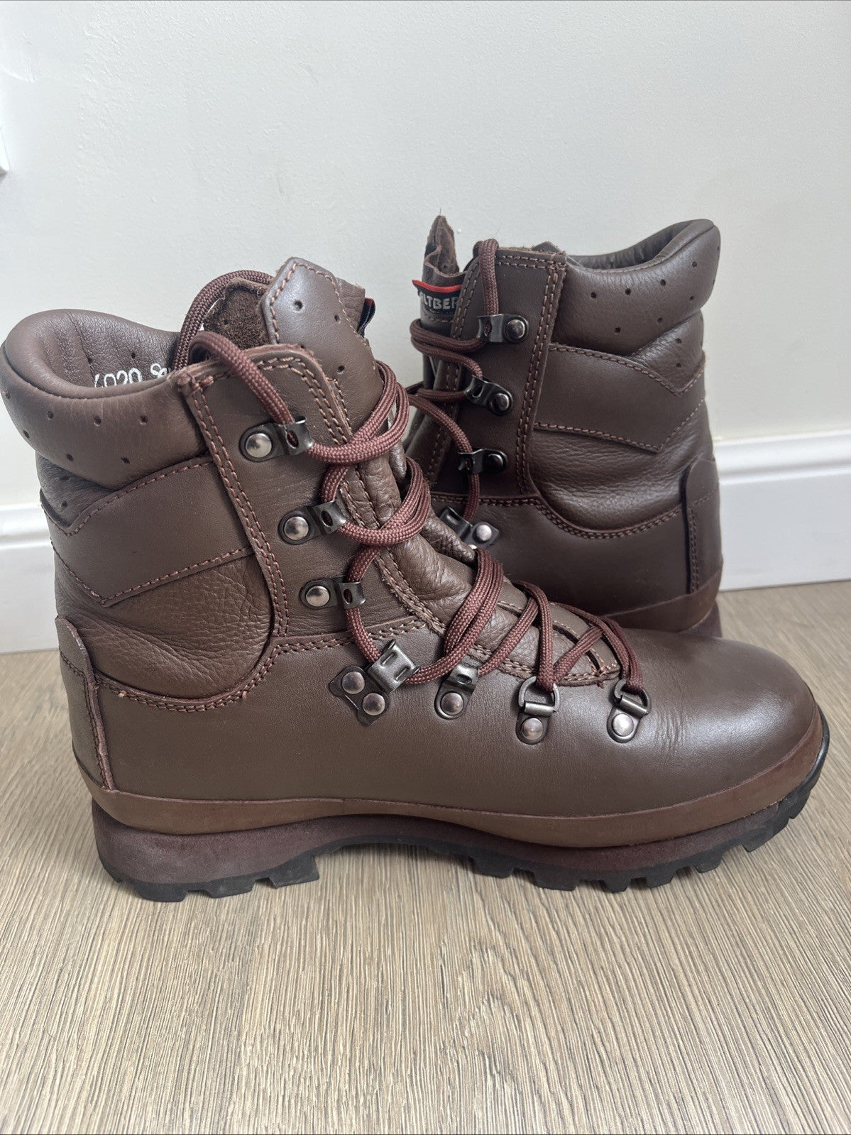 Size UK 5M FEMALE Altberg Defender High Walking/Hiking Boots Great Conditon