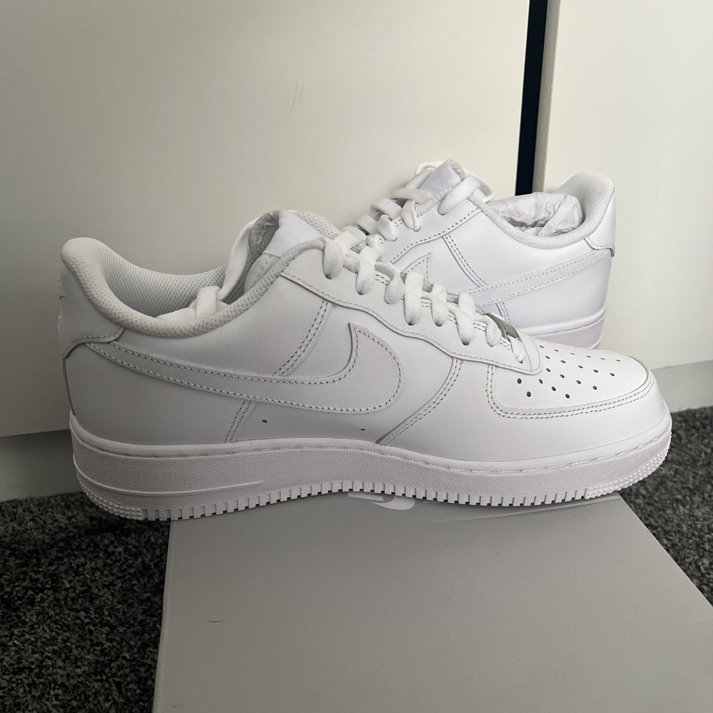Mens Nike Air Force 1 07 Trainers Triple White Size UK 8 Brand New With Box