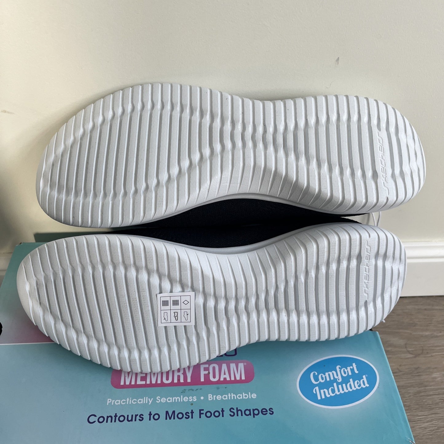 Skechers Ladies Ultra Flex Trainers in Black UK Size 7 New In Box Comfort Walk