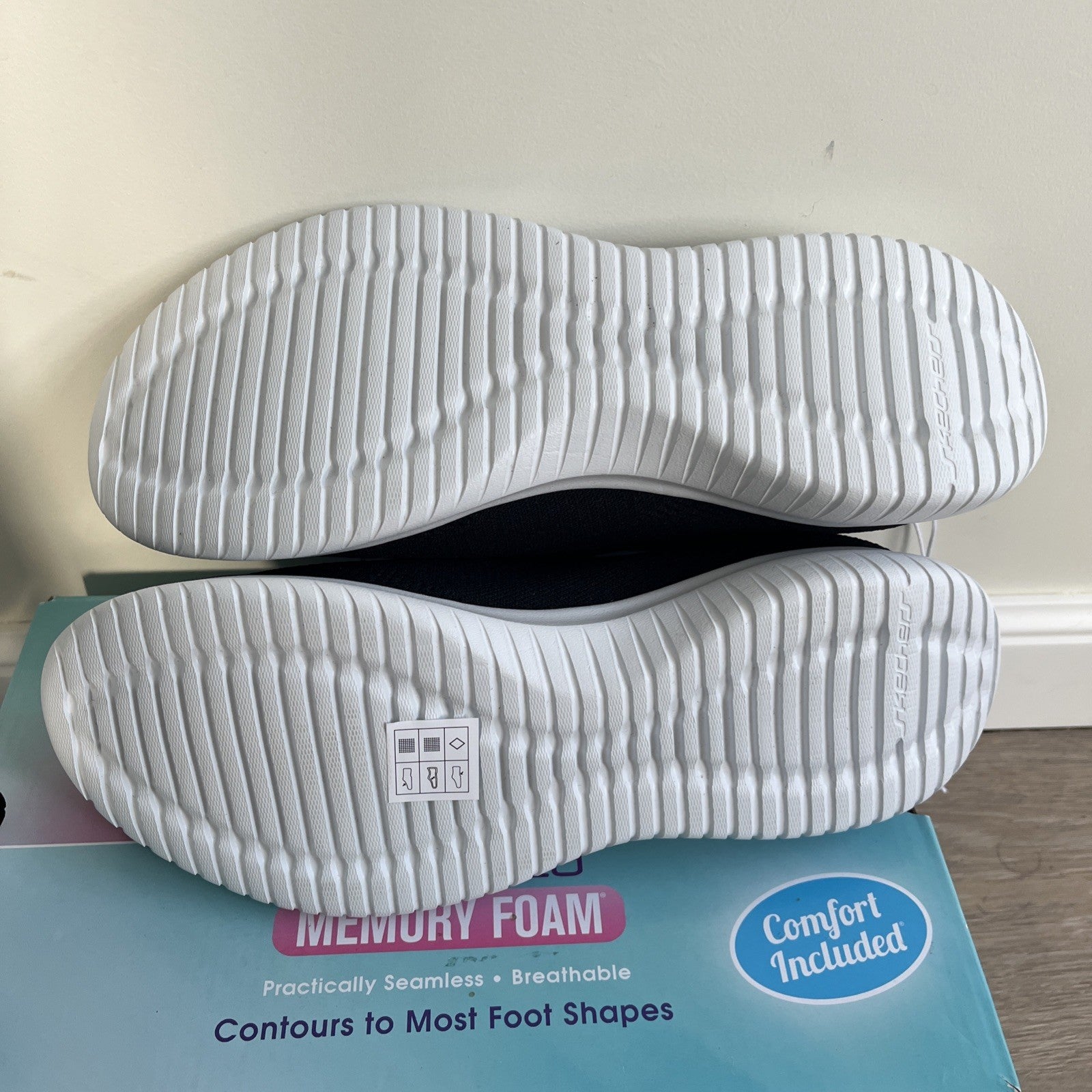 Skechers Ladies Ultra Flex Trainers in Black UK Size 7 New In Box Comfort Walk