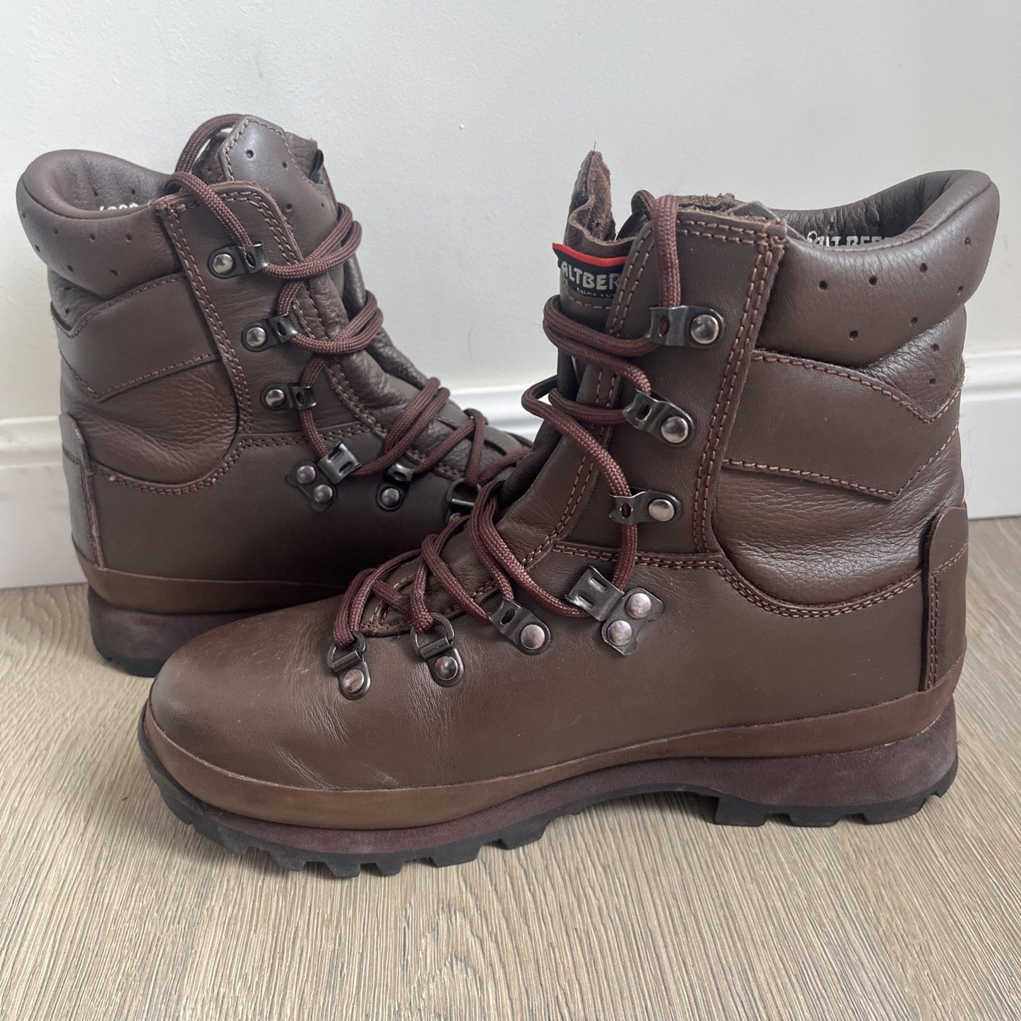 Size UK 5M FEMALE Altberg Defender High Walking/Hiking Boots Great Conditon