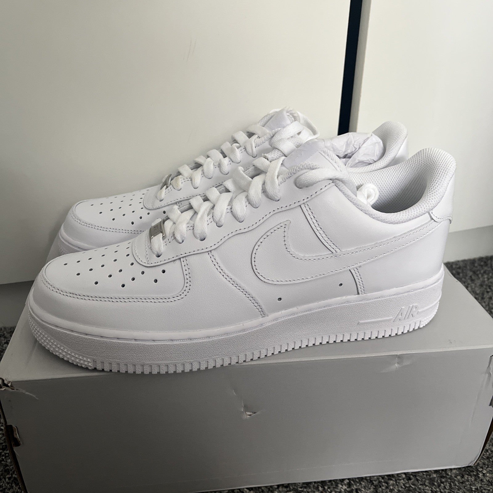 Mens Nike Air Force 1 07 Trainers Triple White Size UK 8 Brand New With Box