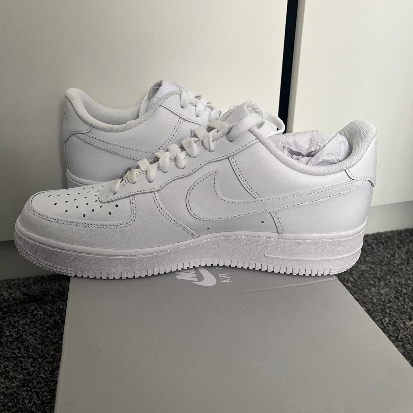 Mens Nike Air Force 1 07 Trainers Triple White Size UK 8 Brand New With Box