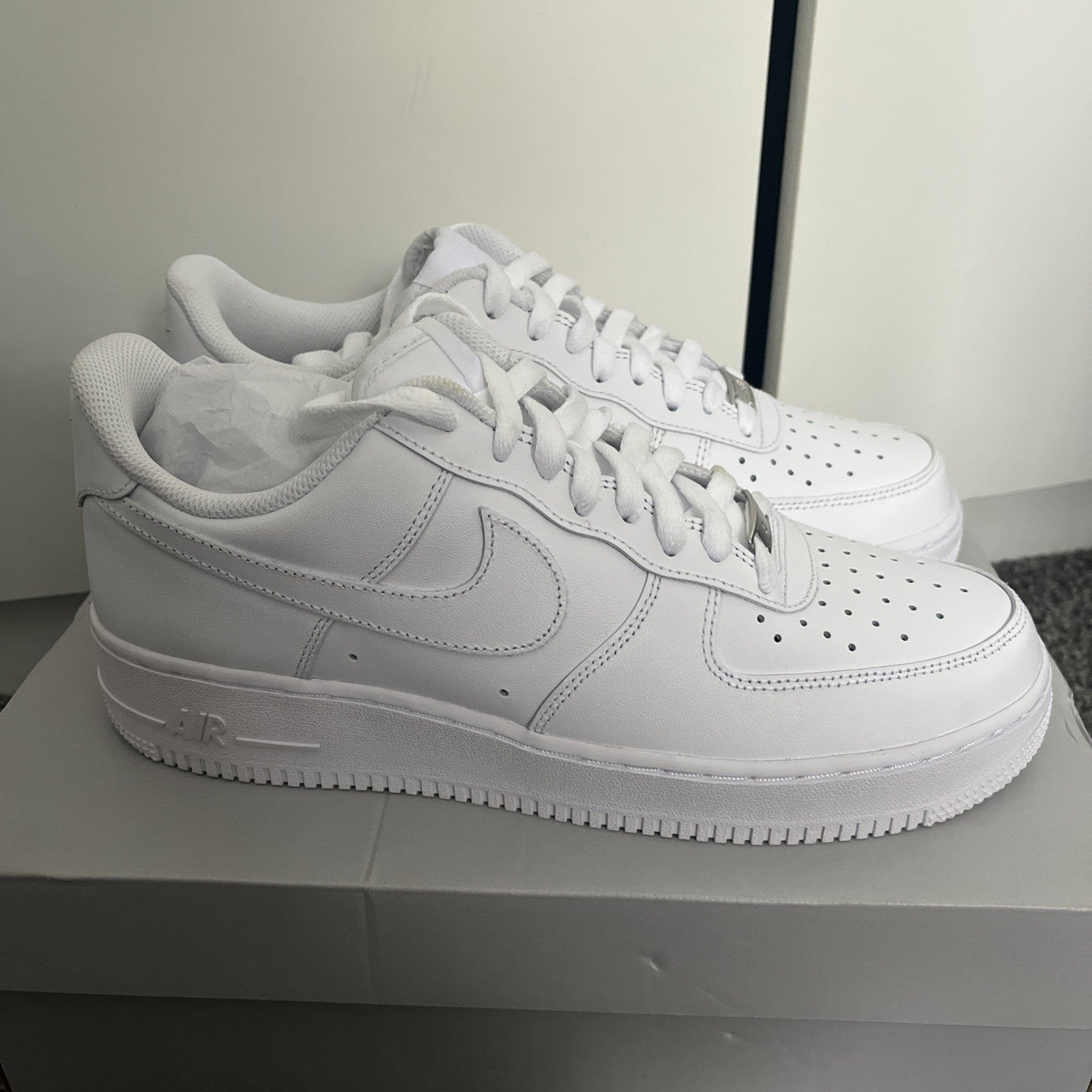 Mens Nike Air Force 1 07 Trainers Triple White Size UK 8 Brand New With Box